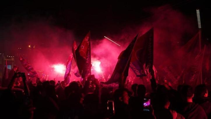 Trabzonsporlu taraftarların Taksim'de şampiyonluk coşkusu