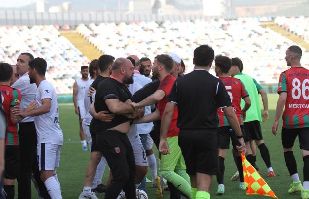 Karşıyaka - Belediye Derincespor maçında kavga çıktı