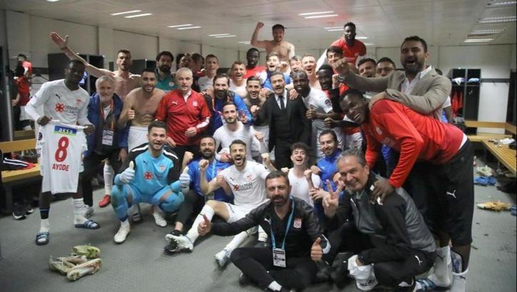 Sivasspor'dan Galatasaray maçı sonrası galibiyet pozu