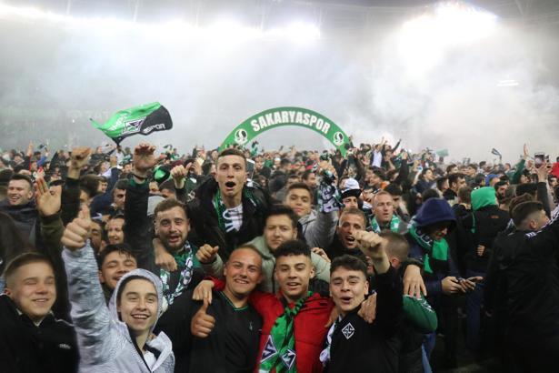 Taraftarların şampiyonluk coşkusu Sakaryaspor'u PFDK'ya sevk ettirdi