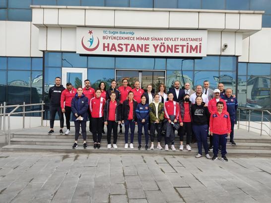 A Milli bayan boks takımına hastane personelinden yoğun ilgi