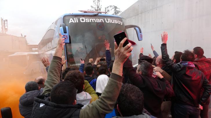 Şampiyon Trabzonspor'u Hatay'a meşaleler ve tezahüratlarla uğurladılar