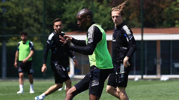 Beşiktaş'ta Fenerbahçe maçında Atiba ve Nkoudou 11'de