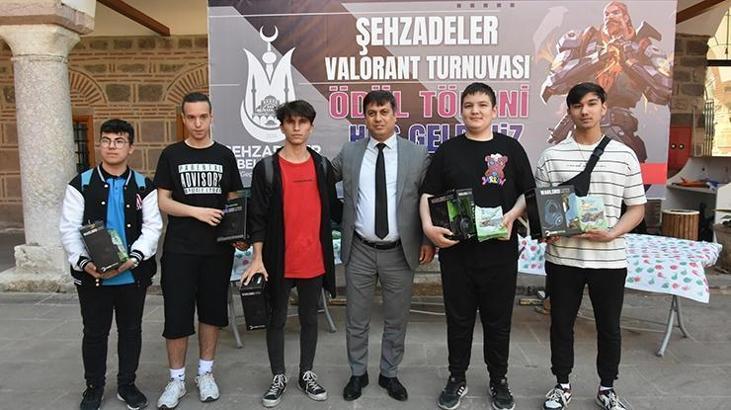 E Spor Şehzadeler Volarant Turnuvası şampiyonları ödüllerini aldı