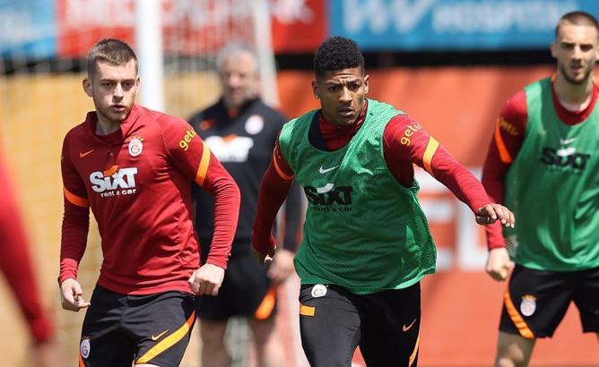 Galatasaray'da futbolcular mutsuz, teknik heyet huzursuz