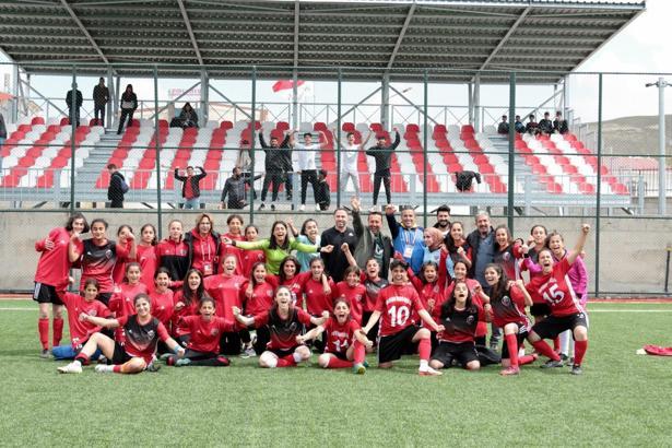Van Büyükşehir Kadın Futbol takımı namağlup şampiyonluğunu ilan etti