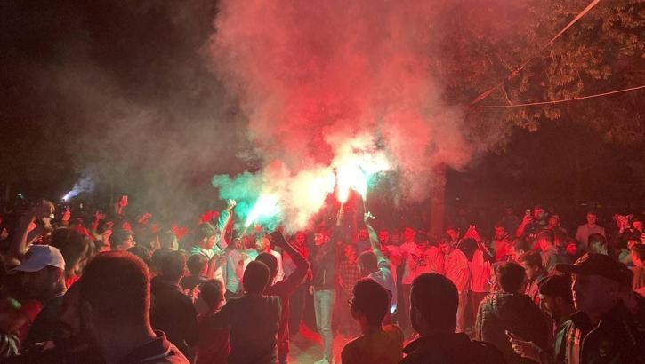 Amed Sportif Faaliyetler taraftarları, play-off çeyrek final ilk maçında alınan beraberliği meşalelerle kutladı