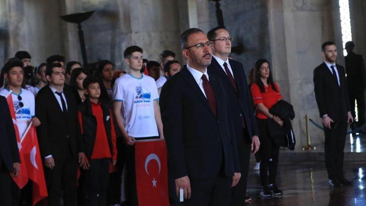 Bakan Kasapoğlu Anıtkabir'i ziyaret etti