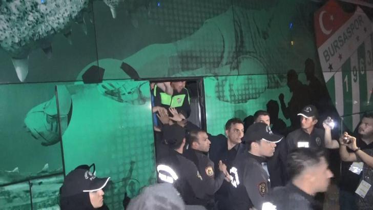 Bursasporlu futbolculara büyük tepki! Gerginlik artıyor...