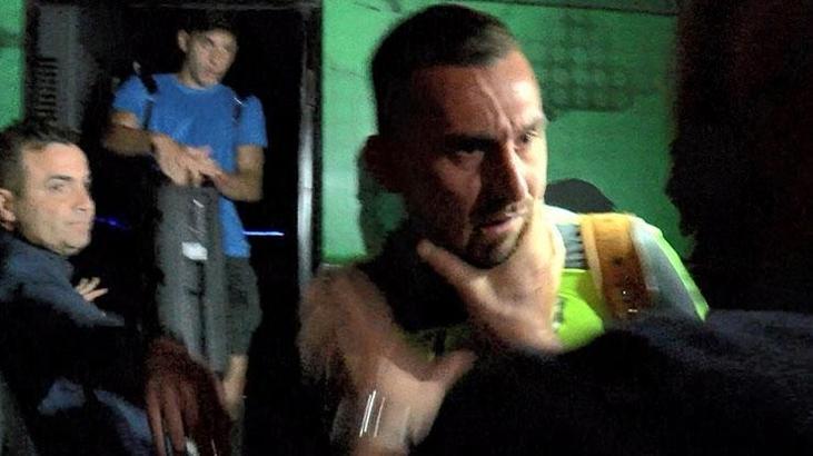 Bursaspor'un kaptanı Burak Altıparmak'a saldırı! Boğazını sıktı, tokat attı...