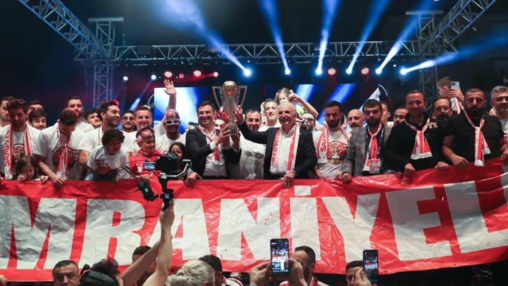 Ümraniyespor şampiyonluk zaferini coşkuyla kutladı