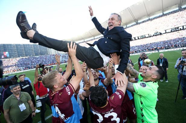 Trabzonspor'un hocası Abdullah Avcı mutluluktan uçuyor