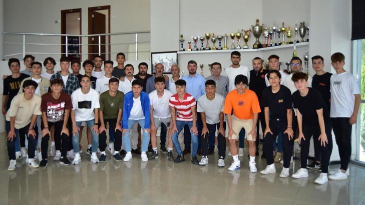Denizlispor'un gençleri mutluluklarını Başkan Uz ile paylaştı