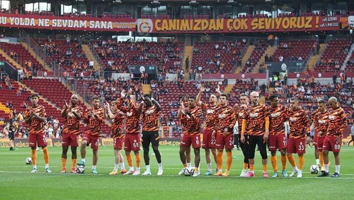 Galatasaray'da taraftardan futbolculara tepki