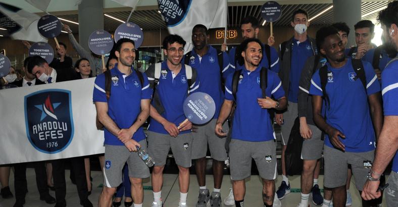 Final-Four için Sırbistan'a giden Anadolu Efes'e coşkulu uğurlama