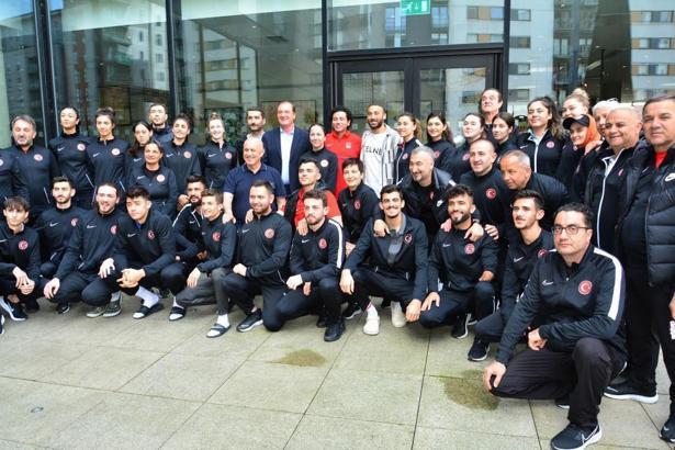 Cenk Tosun'dan, milli takım kafilesine ziyaret