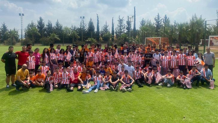 Adanaspor, bayramı gençlerle kutladı