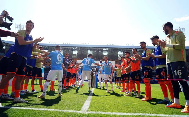 Başakşehir, şampiyon Trabzonspor'u alkışlarla karşıladı