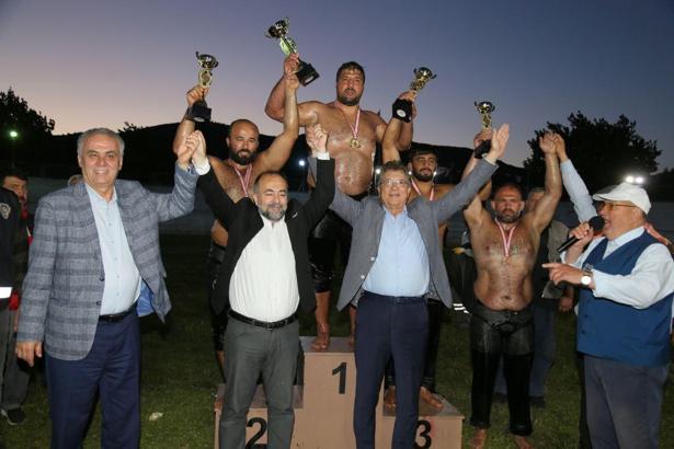 Edremit'te Başpehlivan Recep Kara oldu