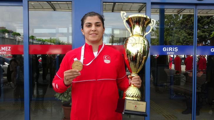 Dünya şampiyonu Busenaz Sürmeneli, Trabzon'da mehteranla karşılandı