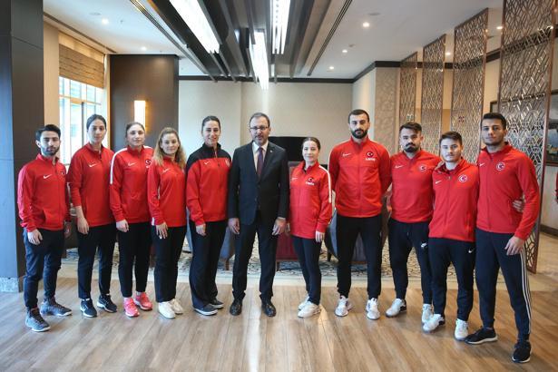 Bakan Kasapoğlu'ndan milli karatecilere ziyaret