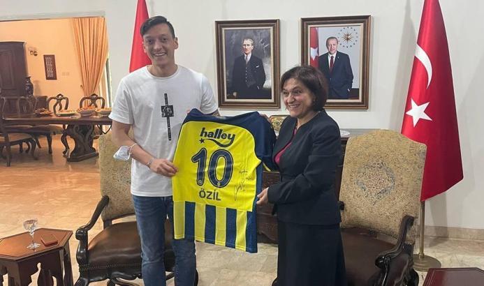 Mesut Özil, T.C. Cakarta Büyükelçiliği'ni ziyaret etti