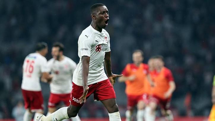 Sivasspor'da Moussa Konate'nin bavulu hazırdı, kupayı getirdi