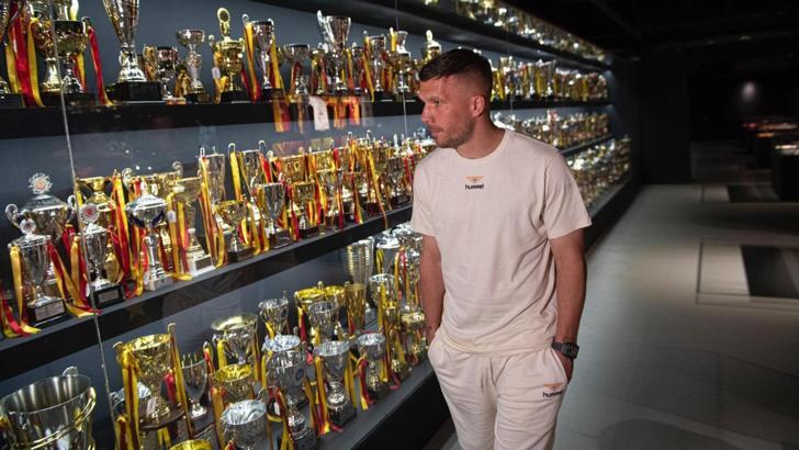 Lukas Podolski, Galatasaray stadyum müzesini ziyaret etti