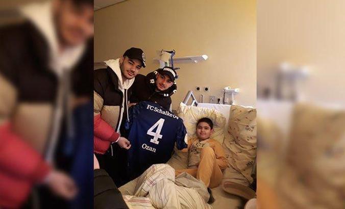 Ozan Kabak ve Ahmed Kutucu'dan lösemi hastası Alperen Yiğit'e moral ziyareti