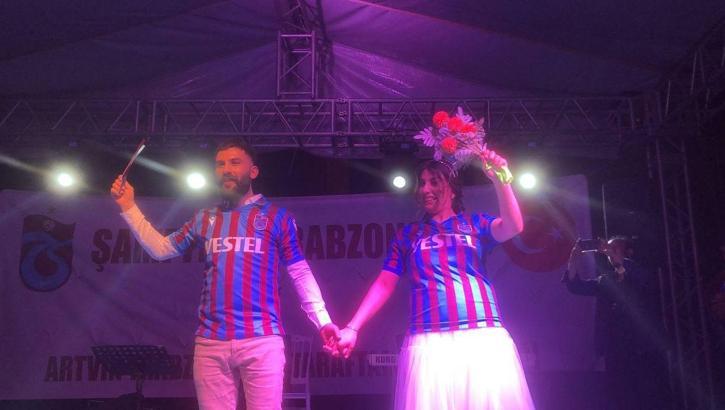Trabzonspor'un şampiyonluk kutlamasında nikah yaptılar