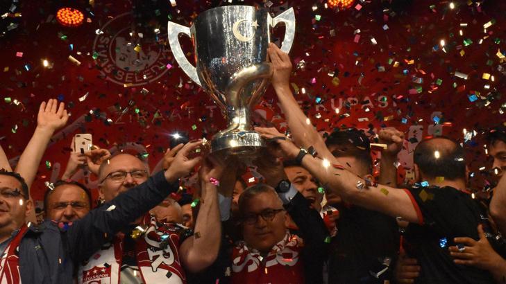 Sivasspor, Türkiye Kupası şampiyonluğunu kutladı