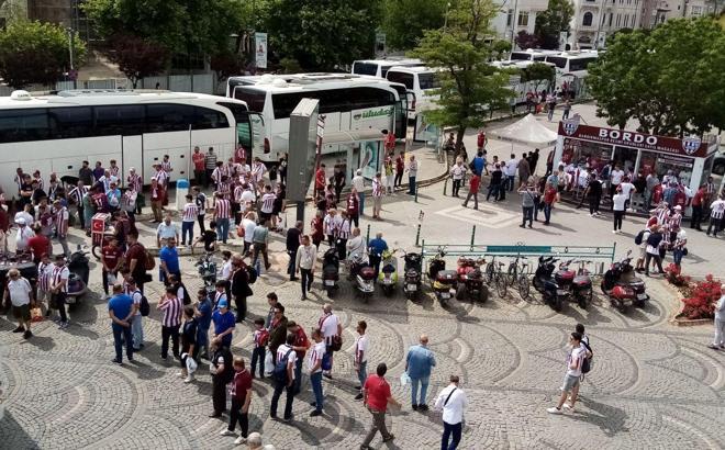Bandırmasporlu taraftarlar, Kocaeli'ye akın etti