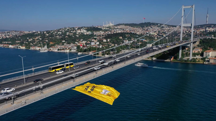 VakıfBank'ın bayrağı İstanbul Boğazı'nda
