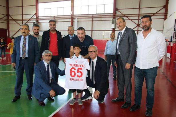 THF Başkanı Uğur Kılıç, minik Serkan'a verdiği sözü tutarak birlikte maç yaptı