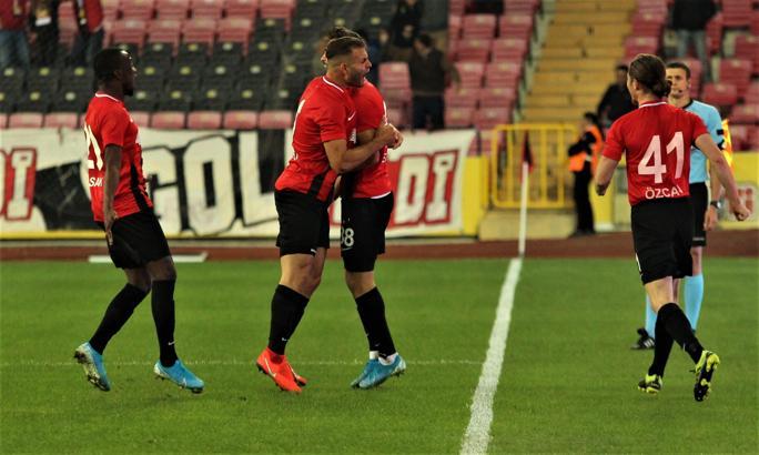 Eskişehirspor taraftarı, futbolcuların eksik yatan primini kulübe bağışladı