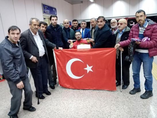 Dünya şampiyonu bilek güreşçi Gökhan Seven, Erzurum'da çiçeklerle karşılandı