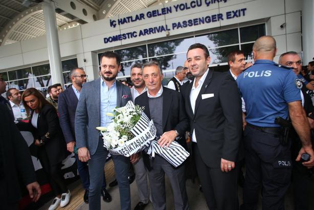 Ahmet Nur Çebi'ye çiçekli karşılama