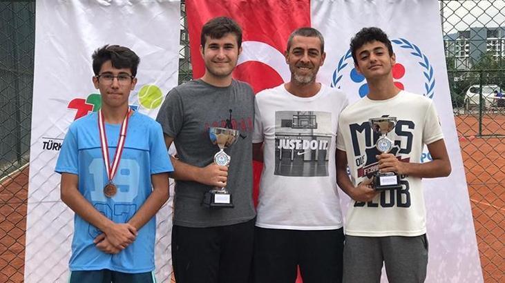 Akdeniz'in genç tenisçilerinden 2 kupa, bir madalya