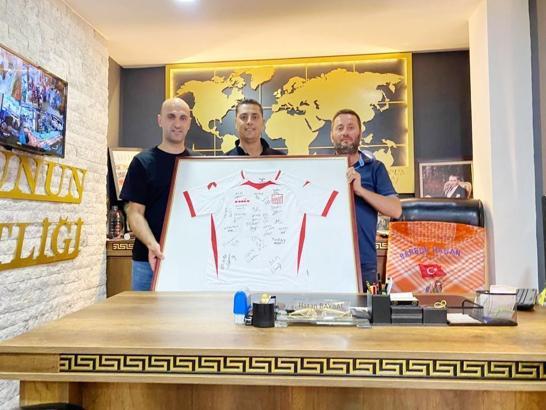 TFF 3. Lig'e yükselen Ayvalıkgücü Belediyespor'dan ahde vefa