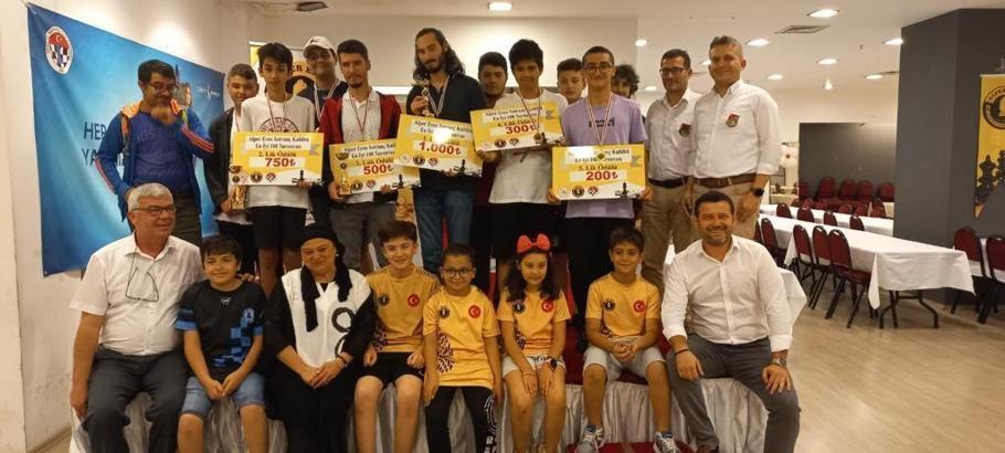 Denizli'de satranç turnuvasında dereceye girenler ödüllerini aldı