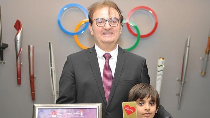 Hamit Turhan ödülünü aldı