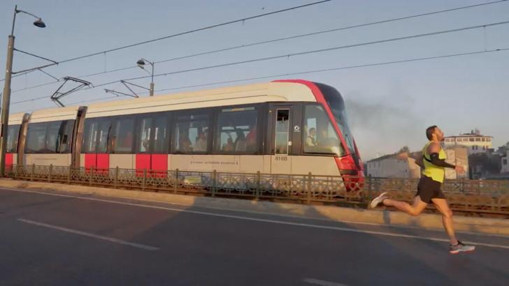 Milli atlet Batuhan Buğra Eruygun tramvayı geçti