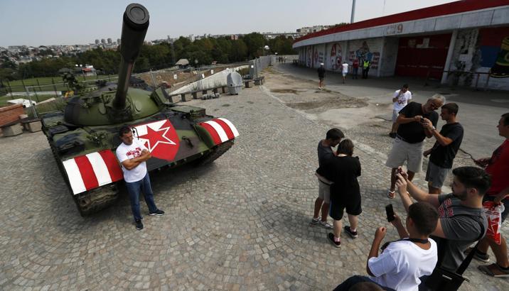Kızılyıldız taraftarları, stada tank getirdiler!
