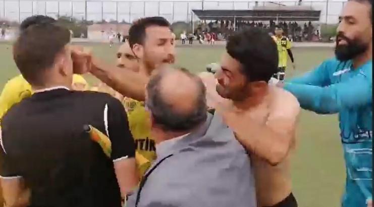 Futbolcu, maçın hakemine yumrukla saldırdı