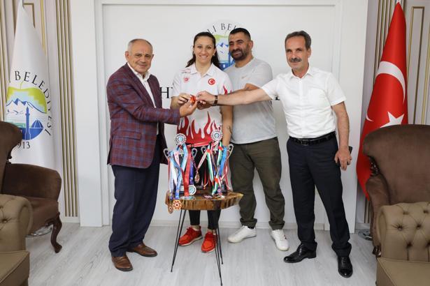 Gülden Mercan Atille'den Başkan Esat Öztürk'e ziyaret