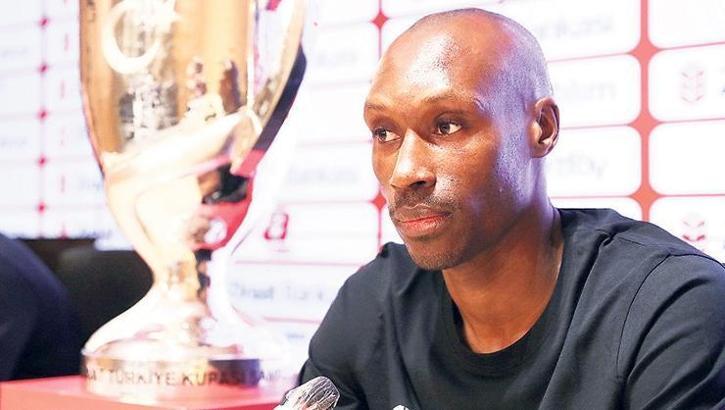 Beşiktaş'ta Atiba Hutchinson kararı