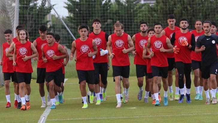 Antalyaspor yeni sezonun ilk mesaisini gençlerle yaptı