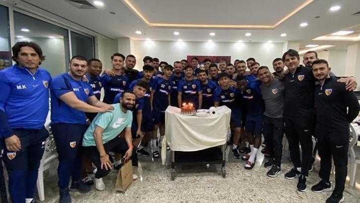 Kayserisporlu Nurettin Korkmaz, 20. yaş gününü antrenman sonrası kutladı