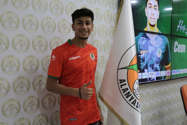 Cem Çelik'ten Alanyaspor'a 5 yıllık imza