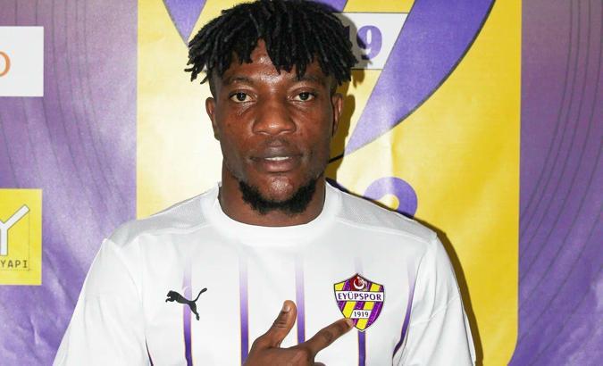Eyüpspor'da transfer şov devam ediyor! Francis Ezeh resmen Eflatun-Sarılı ekipte